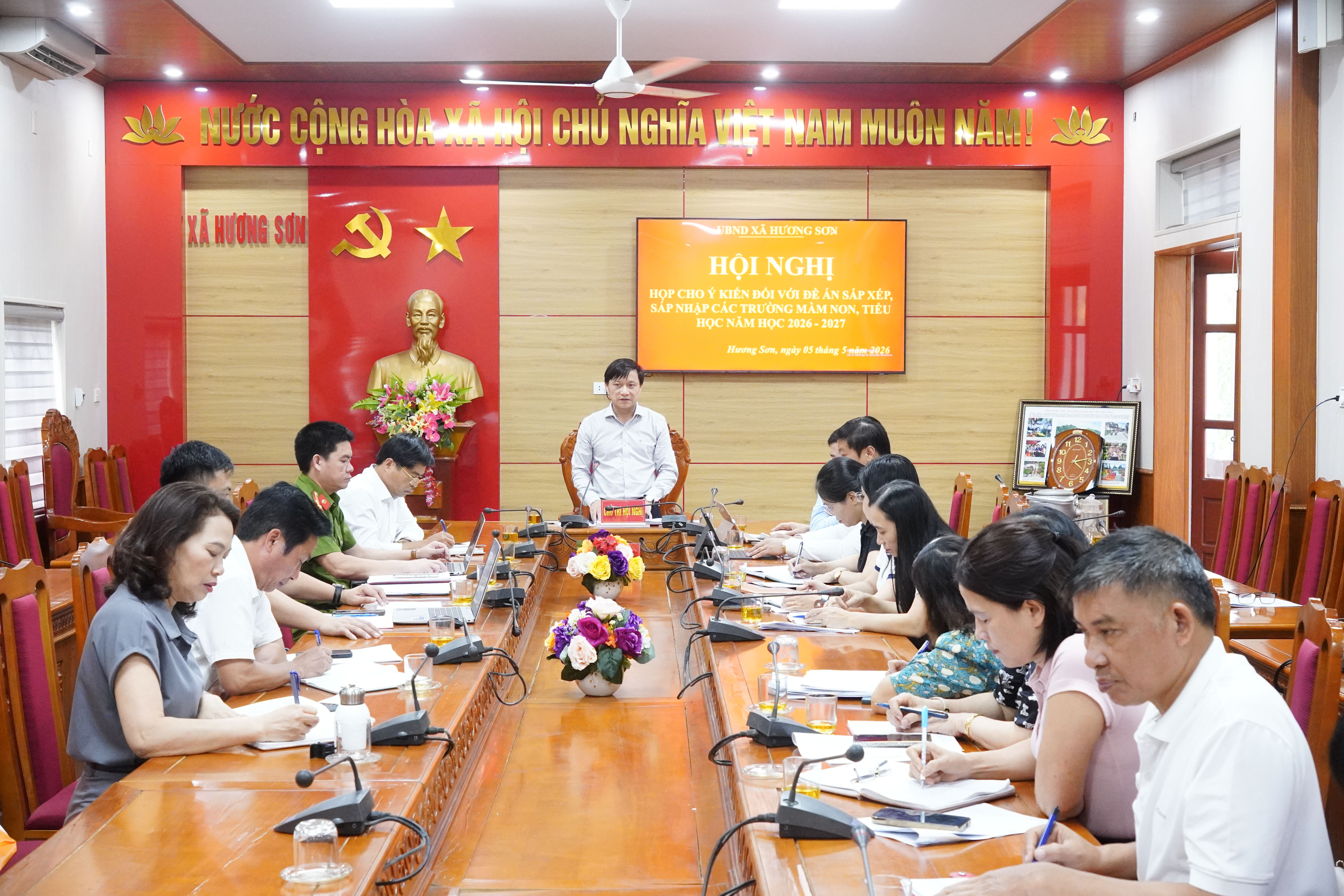 UBND xã Hương Sơn họp Ban Chỉ đạo cho ý kiến sắp xếp, sáp nhập trường học năm học 2026–2027
