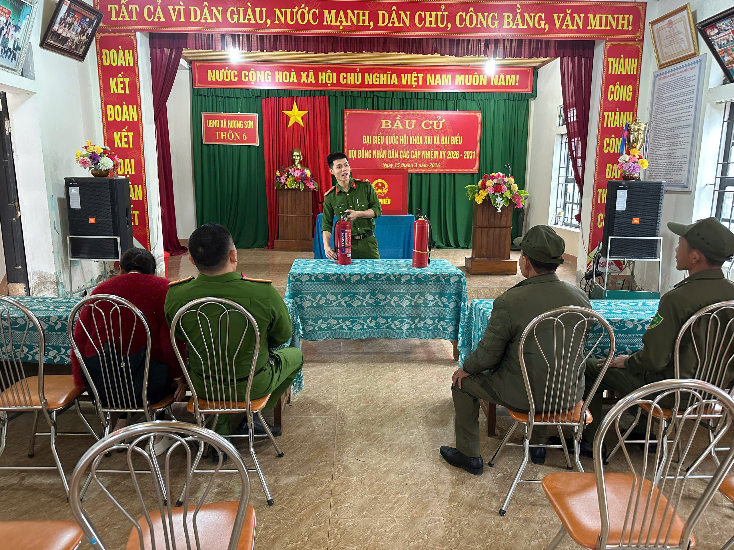 Phối hợp tuyên truyền PCCC tại các điểm bầu cử trên địa bàn xã Hương Sơn