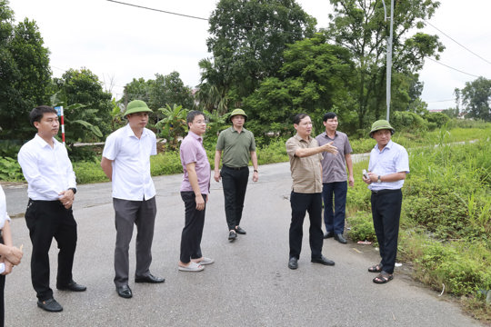 Bí thư Đảng ủy xã Hương Sơn kiểm tra tiến độ các dự án đầu tư công 