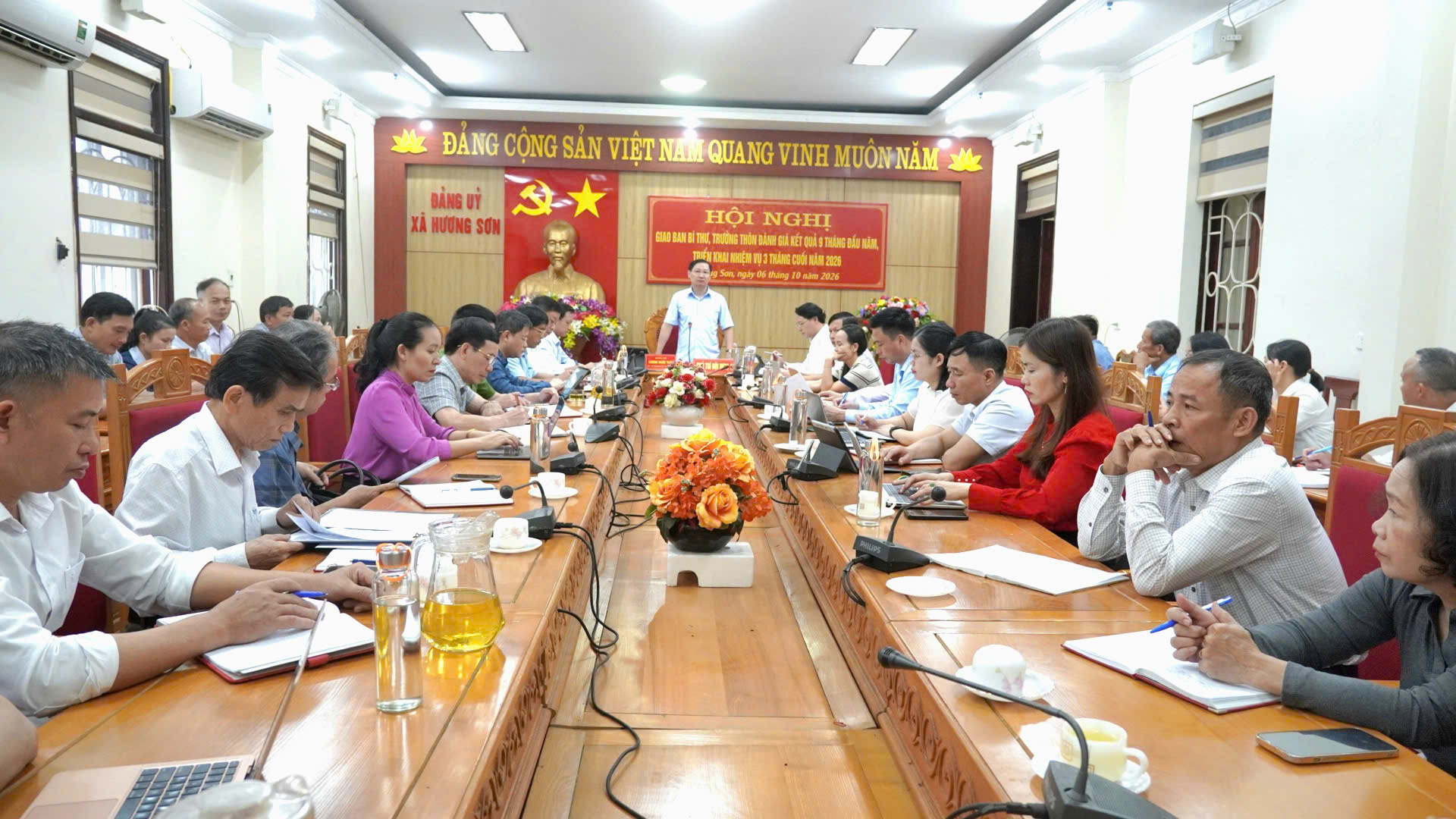 Đảng ủy xã Hương Sơn: Hội nghị giao ban Bí thư Chi bộ, Trưởng thôn đánh giá kết quả 9 tháng đầu năm