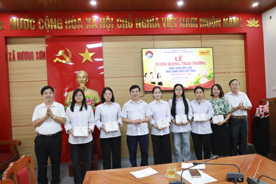 Quỹ Khuyến học Khuyến tài Nguyễn Du: Tuyên dương, khen thưởng 37 học sinh đạt giải học sinh giỏi cấp tỉnh