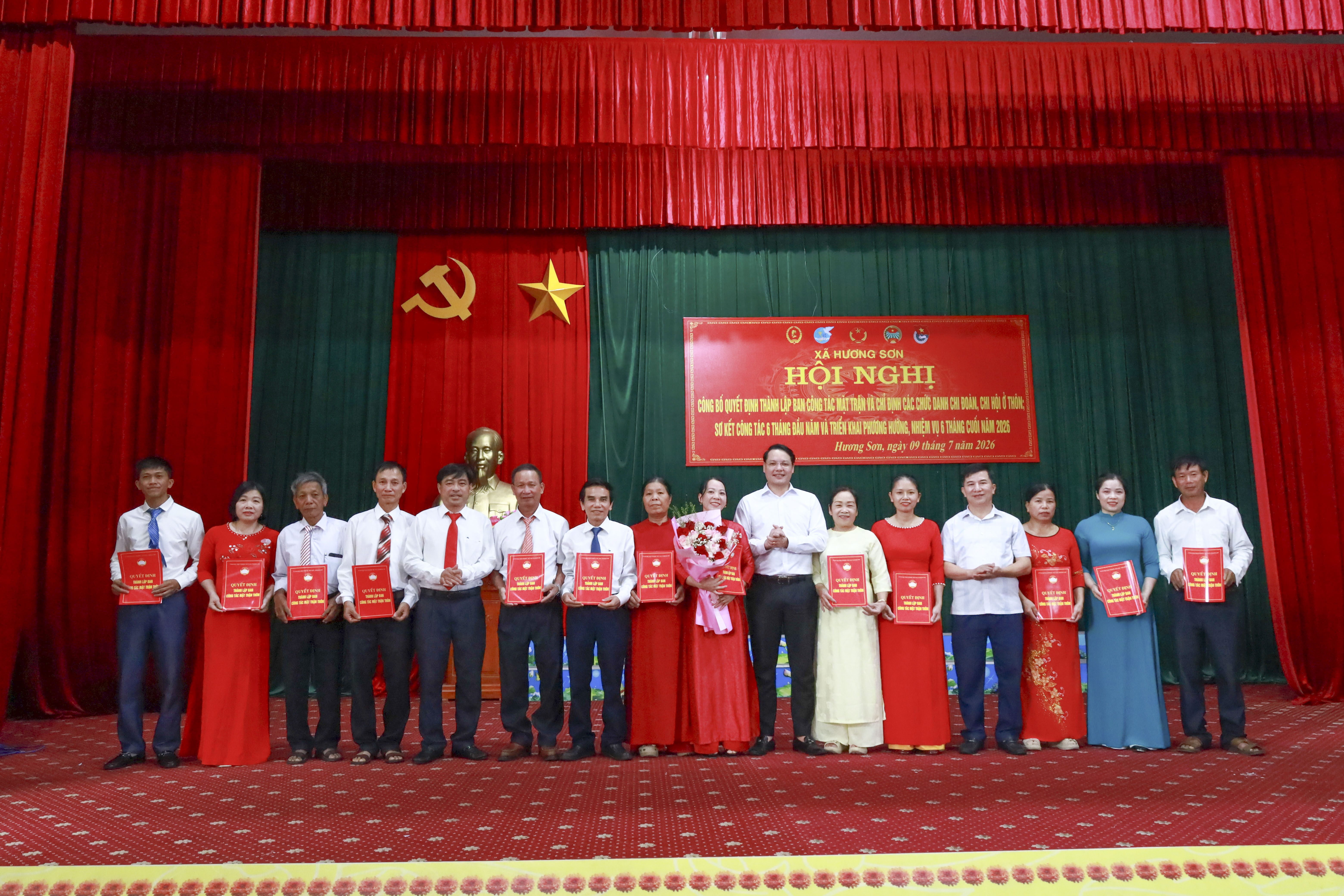 Các đồng chí lãnh đạo xã trao Quyết định thành lập Ban công tác Mặt trận các thôn sau sắp xếp