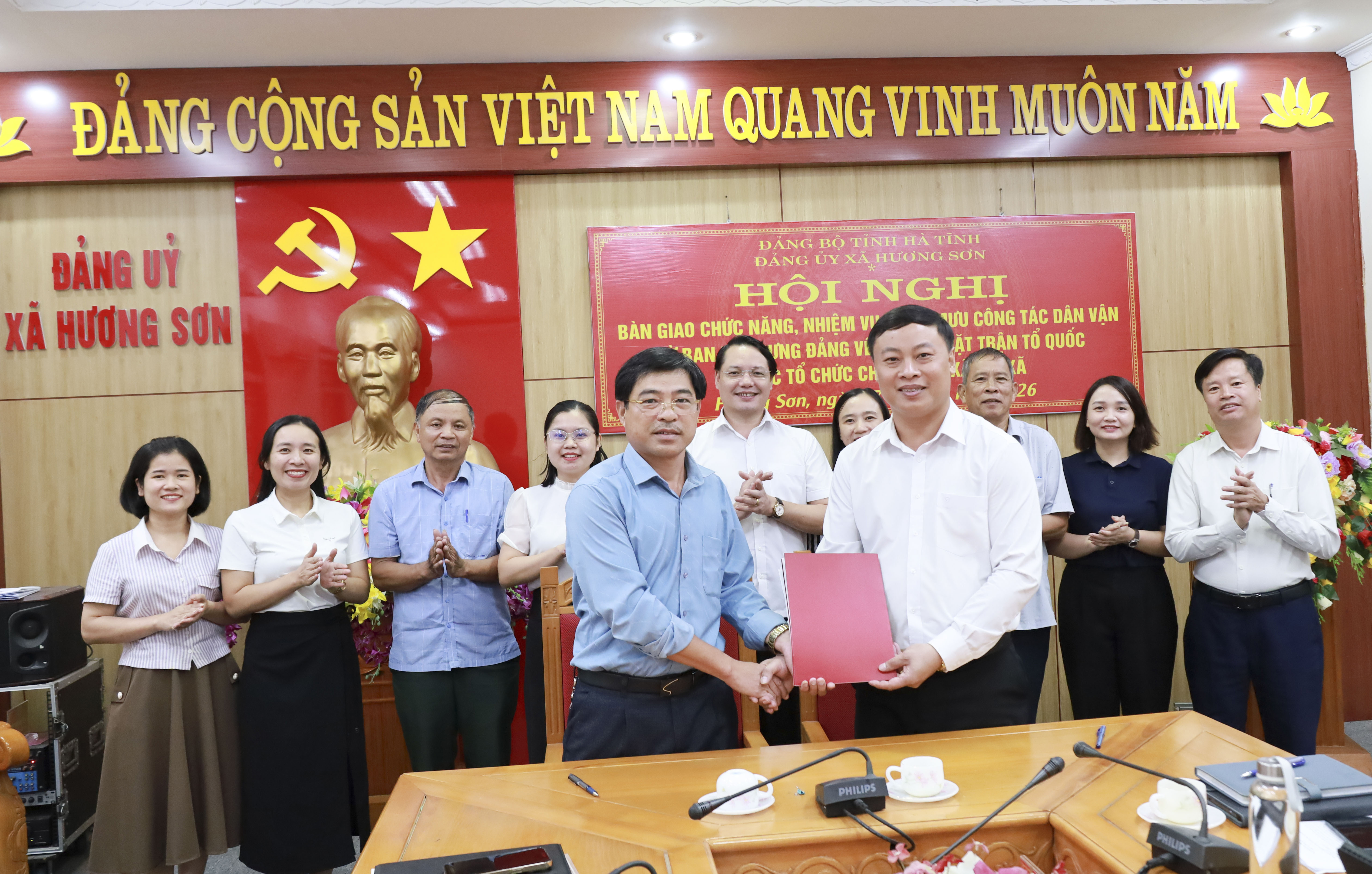Xã Hương Sơn bàn giao chức năng tham mưu công tác dân vận về MTTQ và các tổ chức chính trị - xã hội