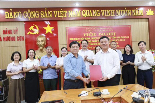 Xã Hương Sơn bàn giao chức năng tham mưu công tác dân vận về MTTQ và các tổ chức chính trị - xã hội 