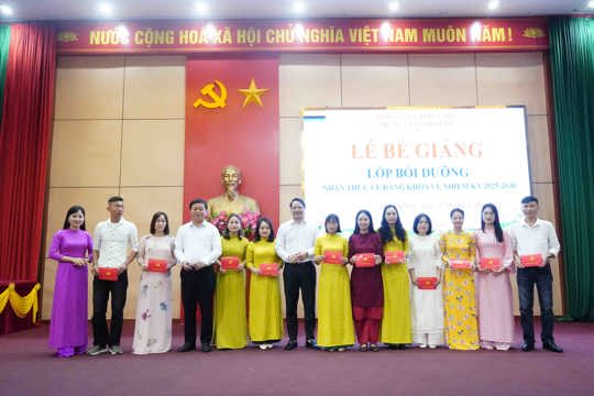 Trung tâm Chính trị xã Hương Sơn: Bế giảng Lớp Bồi dưỡng nhận thức về Đảng khóa VI, nhiệm kỳ 2025 - 2030