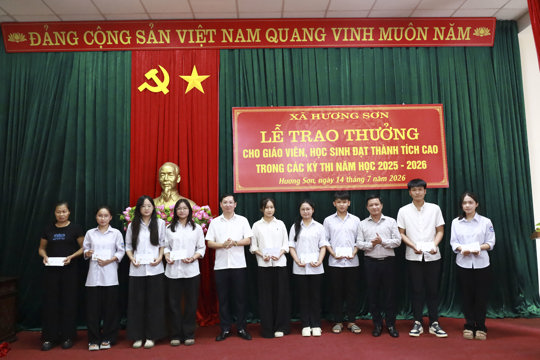 UBND xã Hương Sơn trao thưởng cho giáo viên và học sinh đạt thành tích cao trong các kỳ thi năm học 2025 – 2026