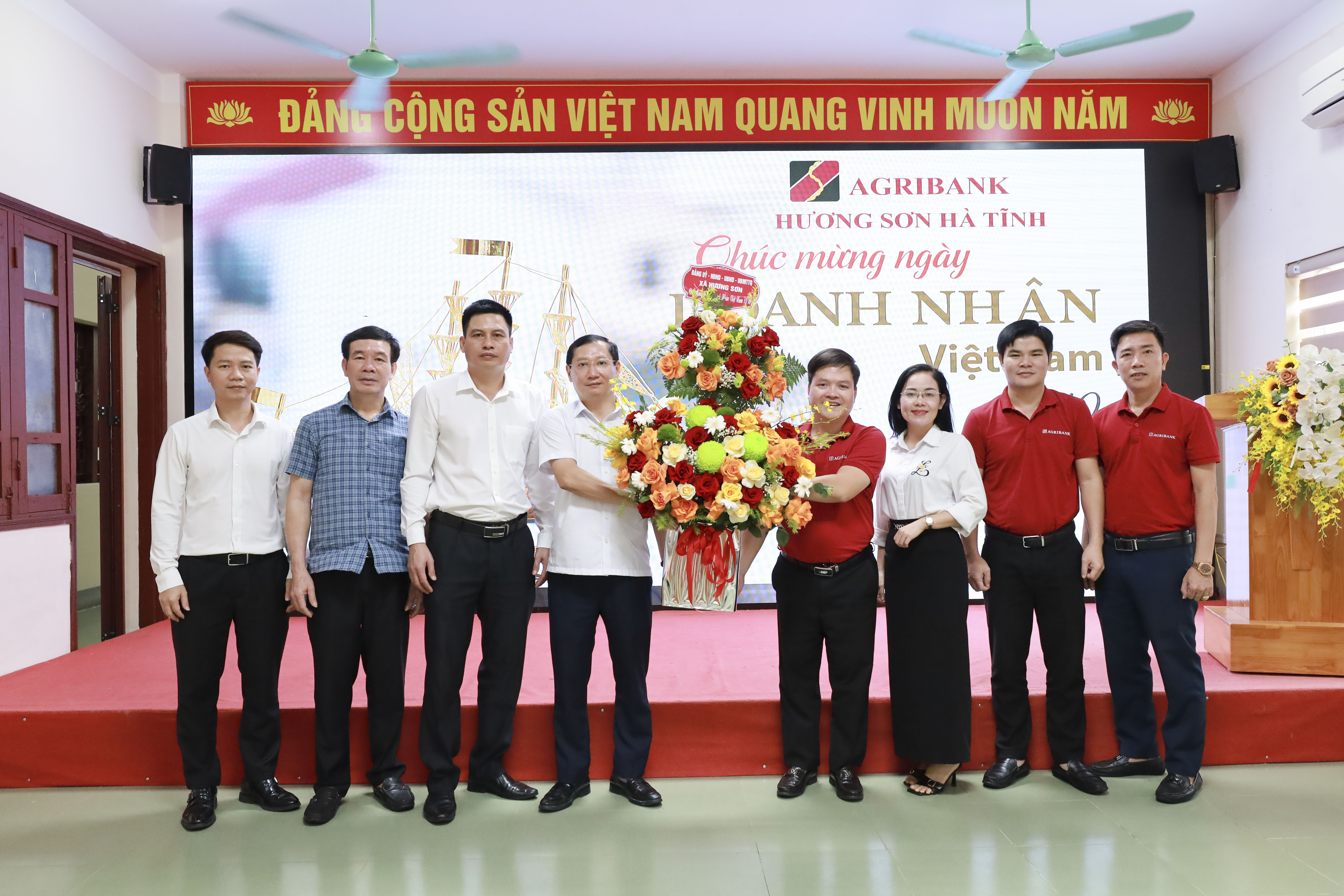 Lãnh đạo xã Hương Sơn chúc mừng các doanh nghiệp, hợp tác xã, hộ kinh doanh nhân Ngày Doanh nhân Việt Nam 13/10