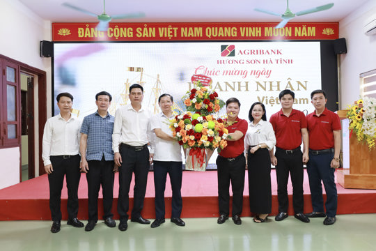 Lãnh đạo xã Hương Sơn chúc mừng các doanh nghiệp, hợp tác xã, hộ kinh doanh nhân Ngày Doanh nhân Việt Nam 13/10 