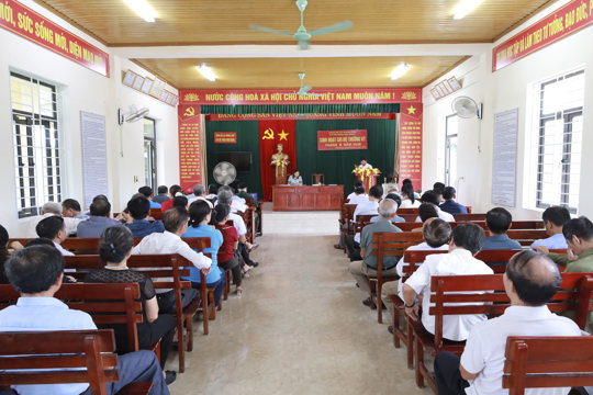 Các đồng chí Thường trực Đảng ủy xã dự sinh hoạt thường kỳ tại các chi bộ thôn sau sáp nhập