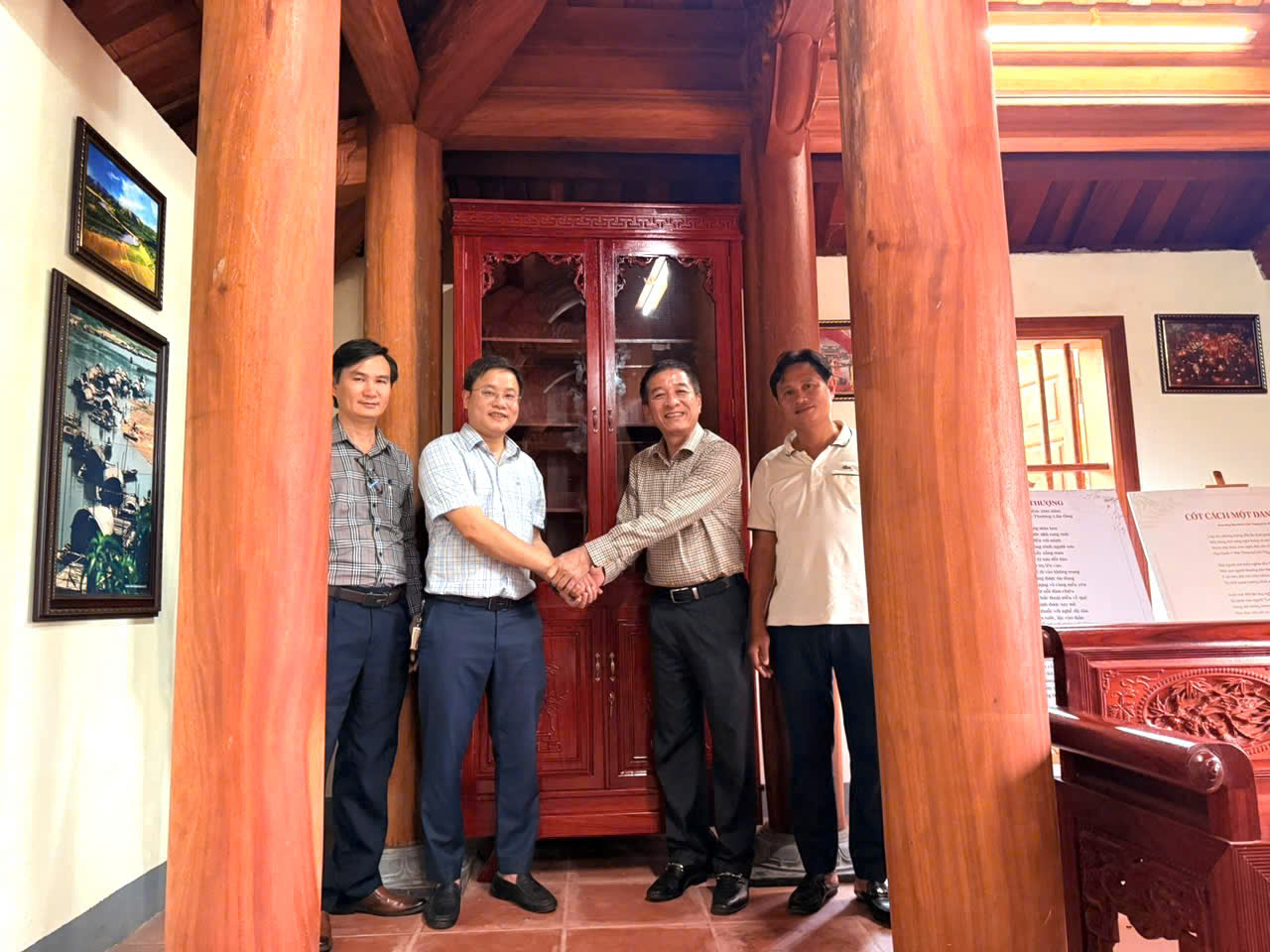 Cảng vụ Hàng hải Hà Tĩnh dâng hương tưởng niệm Đại danh y Hải Thượng Lãn Ông, trao tặng tủ sách tại khu di tích