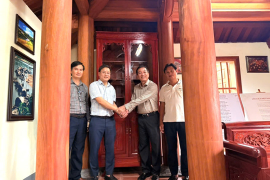 Cảng vụ Hàng hải Hà Tĩnh dâng hương tưởng niệm Đại danh y Hải Thượng Lãn Ông, trao tặng tủ sách tại khu di tích