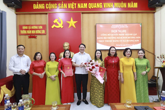 Hương Sơn công bố quyết định thành lập Đảng bộ các trường học trên địa bàn 