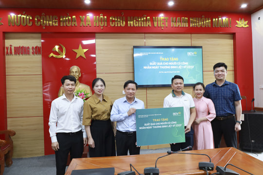 BIDV trao tặng quà tri ân người có công tại xã Hương Sơn nhân kỷ niệm 79 năm Ngày Thương binh - Liệt sĩ