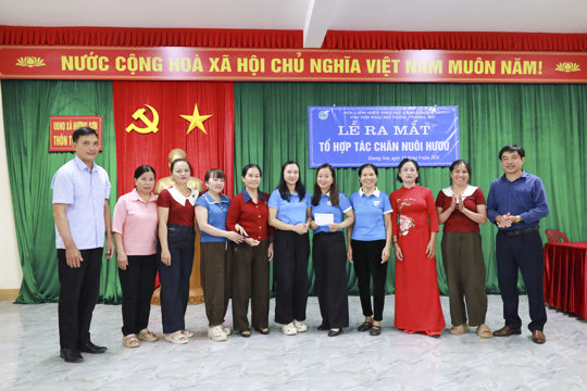 Hội LHPN xã Hương Sơn ra mắt Tổ hợp tác chăn nuôi hươu tại thôn Trung Mỹ 