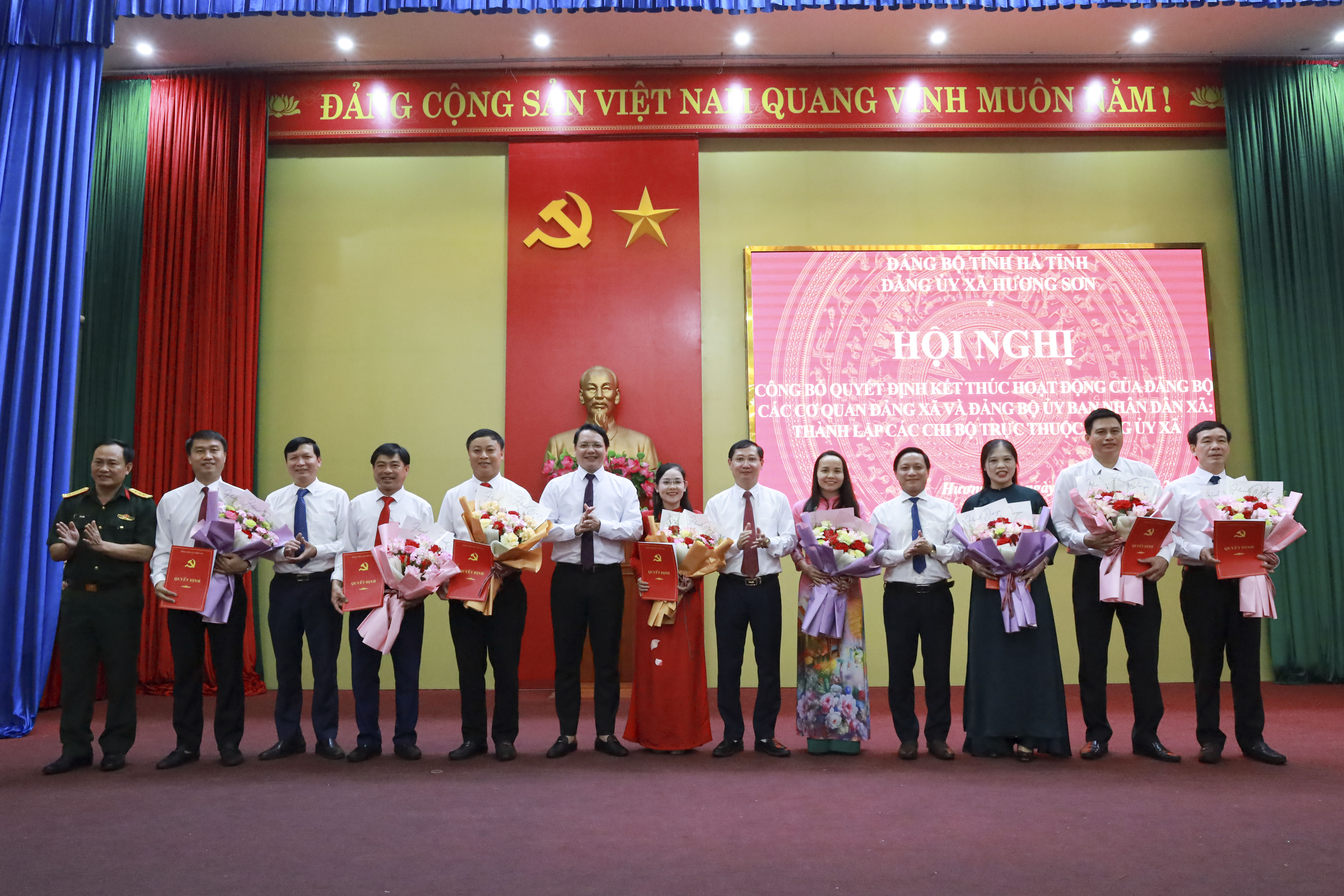 Hương Sơn công bố kết thúc hoạt động 2 Đảng bộ, thành lập 8 chi bộ trực thuộc Đảng ủy xã