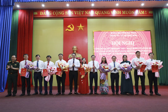 Hương Sơn công bố kết thúc hoạt động 2 Đảng bộ, thành lập 8 chi bộ trực thuộc Đảng ủy xã 