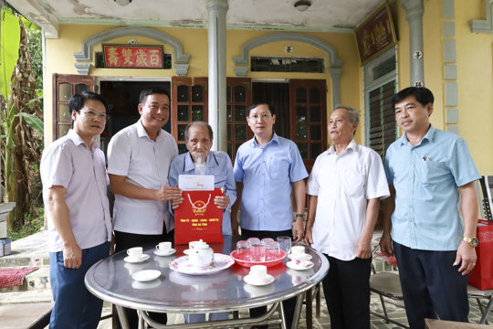 Chủ tịch Ủy ban MTTQ tỉnh Nguyễn Thành Đồng thăm, tặng quà gia đình thân nhân Liệt sĩ tại xã Hương Sơn