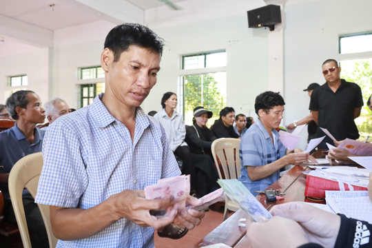 Xã Hương Sơn chi trả tiền bồi thường, hỗ trợ GPMB dự án tuyến đường phục vụ phát triển kinh tế - xã hội và cứu hộ, cứu nạn đoạn qua các thôn Hồng Phú, Hương Phú và Bắc Phú. 