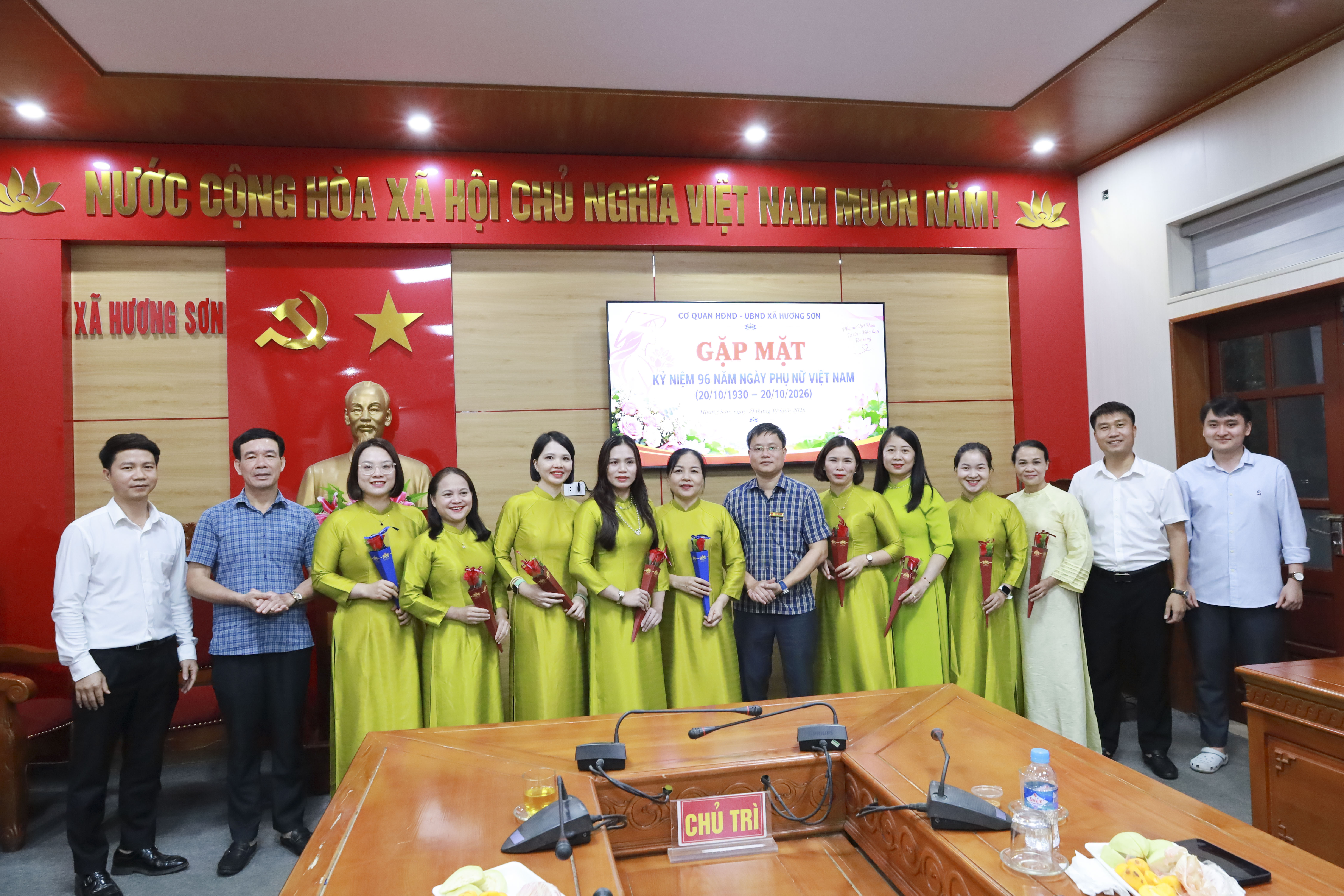 Cơ quan HĐND – UBND xã Hương Sơn gặp mặt chúc mừng nữ cán bộ, công chức, viên chức, người lao động nhân ngày 20/10