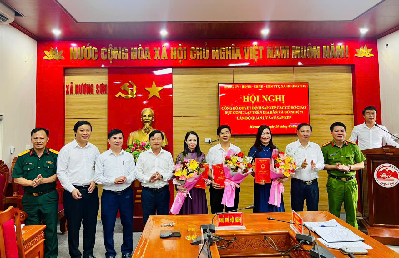 XÃ HƯƠNG SƠN CÔNG BỐ QUYẾT ĐỊNH SẮP XẾP CÁC CƠ SỞ GIÁO DỤC CÔNG LẬP VÀ BỔ NHIỆM CÁN BỘ QUẢN LÝ SAU SẮP XẾP