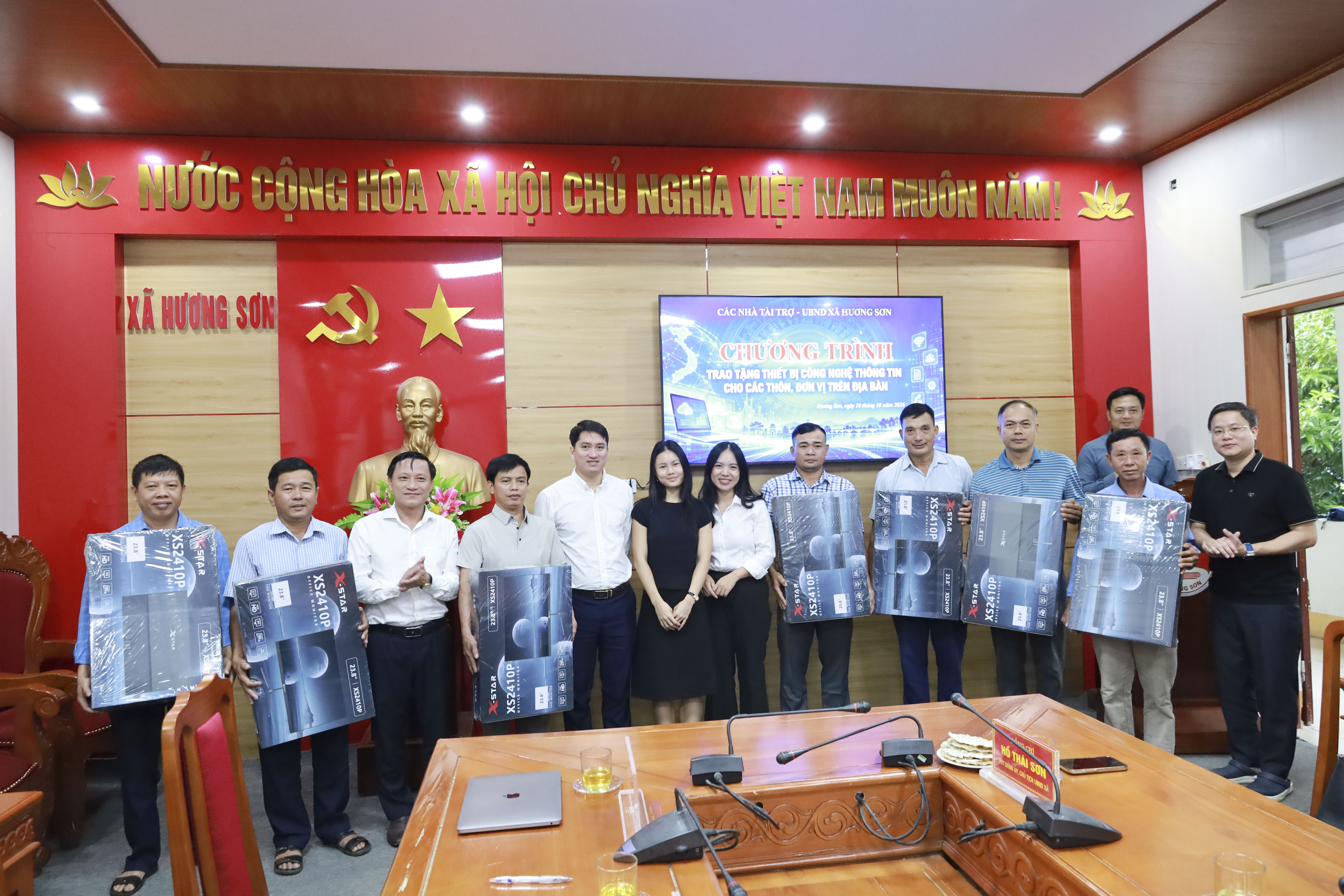 Xã Hương Sơn: Trao tặng máy tính, máy in cho các thôn và đơn vị góp phần thúc đẩy chuyển đổi số ở cơ sở
