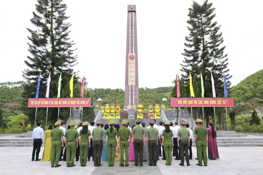 Các đồng chí lãnh đạo xã Hương Sơn dâng hương tri ân các Anh hùng liệt sĩ nhân kỷ niệm 79 năm Ngày Thương binh - Liệt sĩ (27/7/1947 - 27/7/2026)