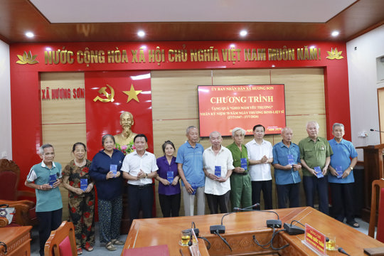UBND xã Hương Sơn: Tặng quà “Gieo mầm yêu thương” nhân kỷ niệm 79 năm Ngày Thương binh – Liệt sĩ