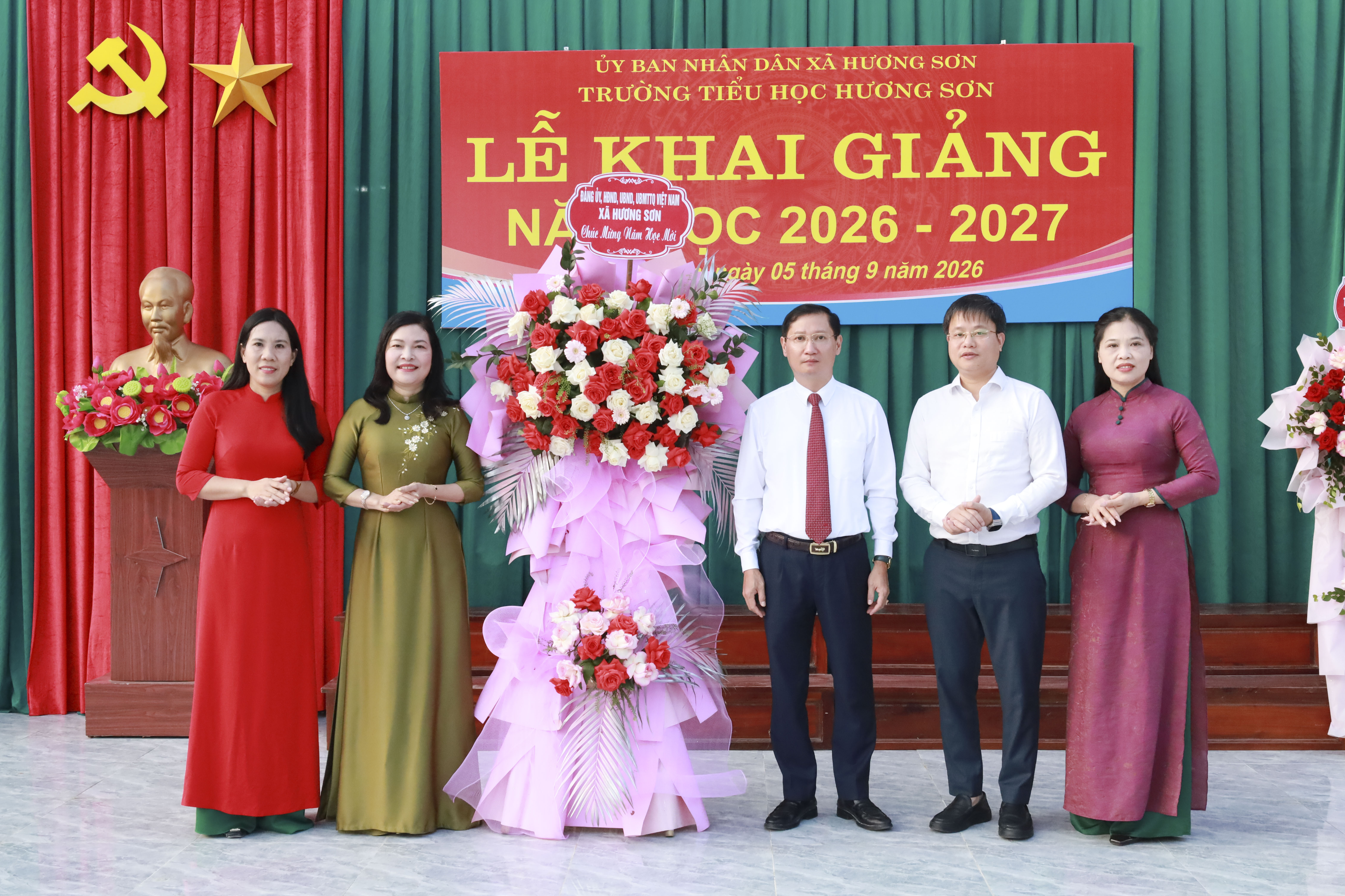 Lãnh đạo xã Hương Sơn dự, chúc mừng các trường trên địa bàn khai giảng năm học mới 2026-2027