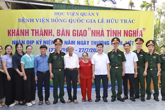 Bàn giao nhà tình nghĩa cho thương binh Trần Thế Dỵ ở thôn Trung Hà