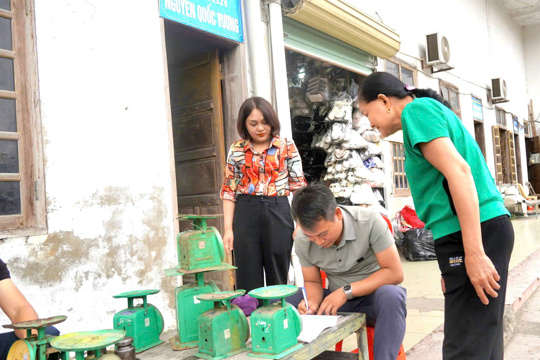Xã Hương Sơn phối hợp kiểm định miễn phí cân đồng hồ lò xo các hộ kinh doanh 