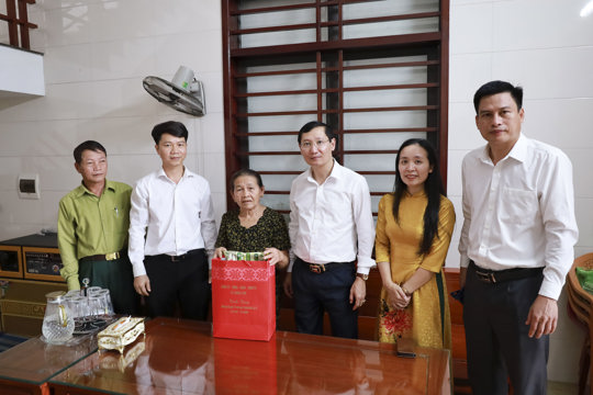 Các đồng chí lãnh đạo xã Hương Sơn thăm, tặng quà gia đình chính sách nhân kỷ niệm 79 năm Ngày Thương binh - Liệt sĩ