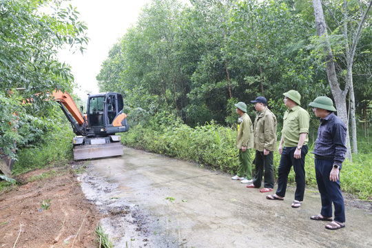 Xã Hương Sơn: Ra quân giải tỏa hành lang an toàn giao thông tuyến đường 8B 
