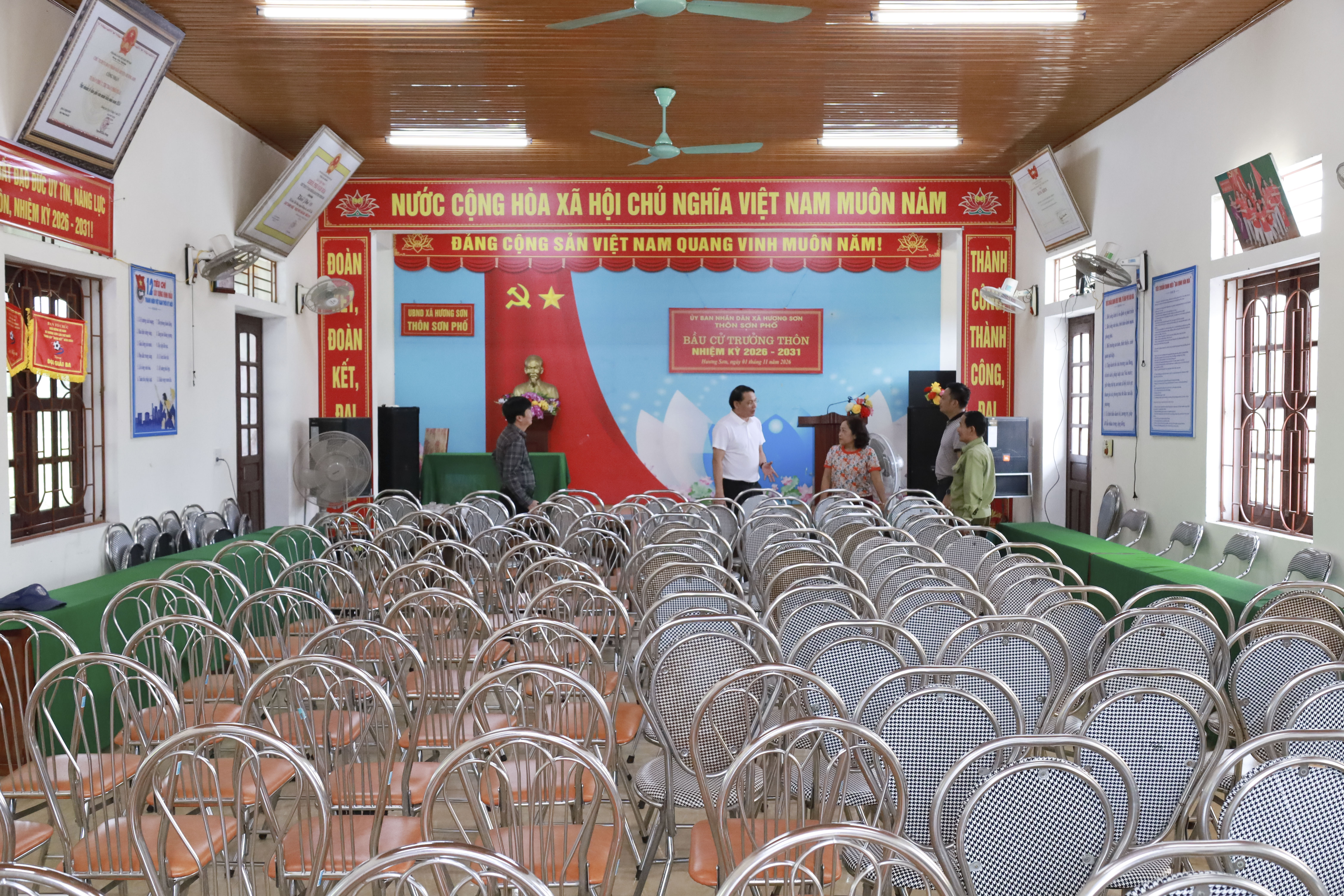 Phó Bí thư TT Đảng ủy xã kiểm tra công tác chuẩn bị bầu cử Trưởng thôn, nhiệm kỳ 2026 – 2031