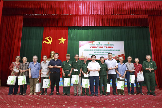UBND xã và Hội CCB xã phối hợp khám sức khỏe, cấp phát thuốc miễn phí và tặng quà tri ân người có công, người cao tuổi