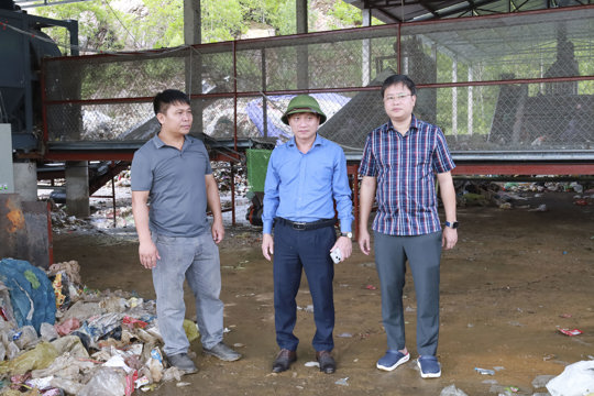 Chủ tịch UBND xã Hồ Thái Sơn kiểm tra hoạt động lò đốt rác tại thôn Nam Phố 