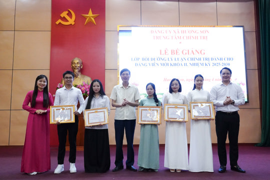Trung tâm Chính trị xã Hương Sơn: Bế giảng lớp Bồi dưỡng lý luận chính trị dành cho đảng viên mới khóa II