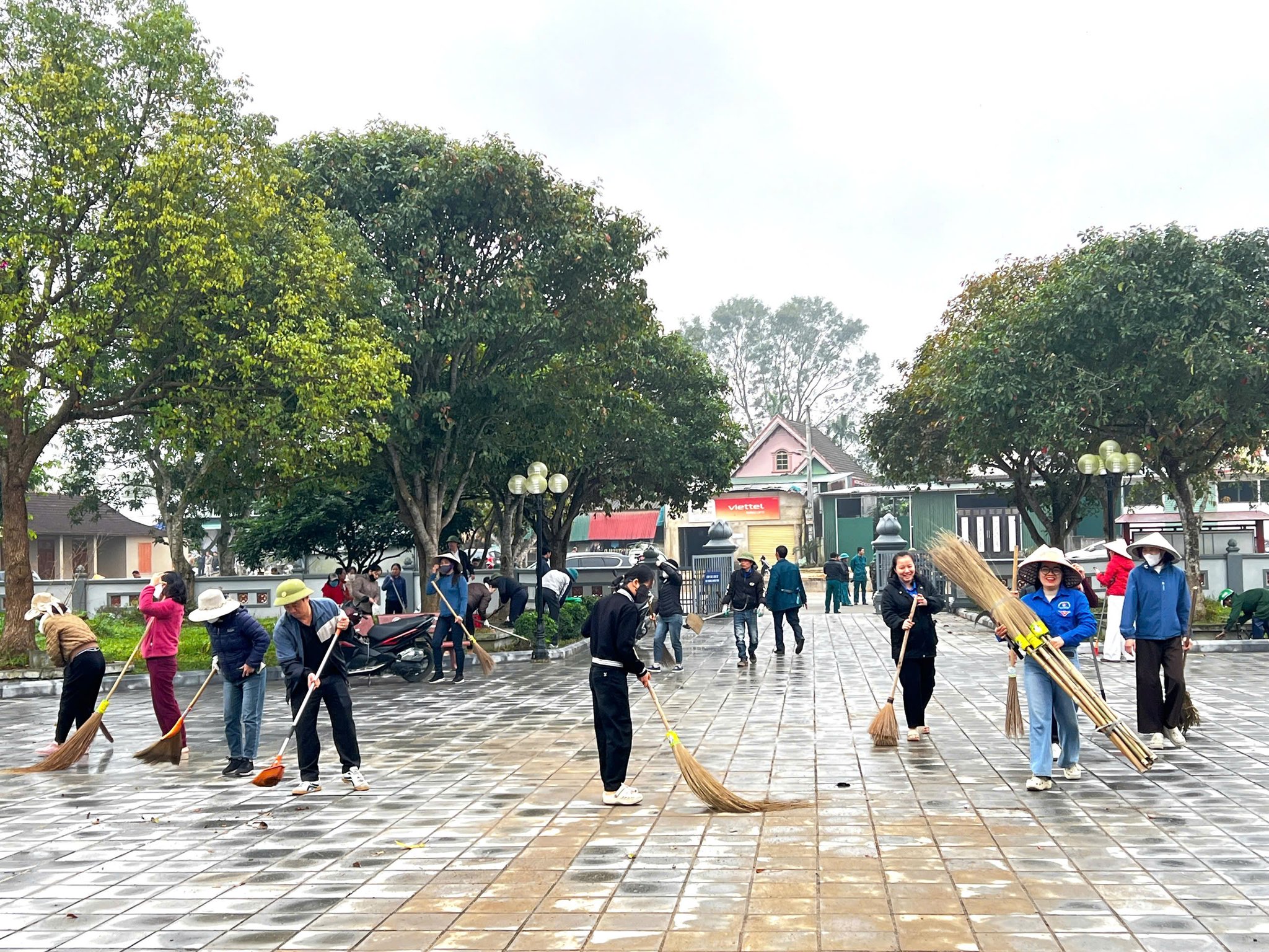 Xã Hương Sơn: Huy động cán bộ, công chức, viên chức và Nhân dân làm vệ sinh khuôn viên khu mộ và Tượng đài Lê Hữu Trác