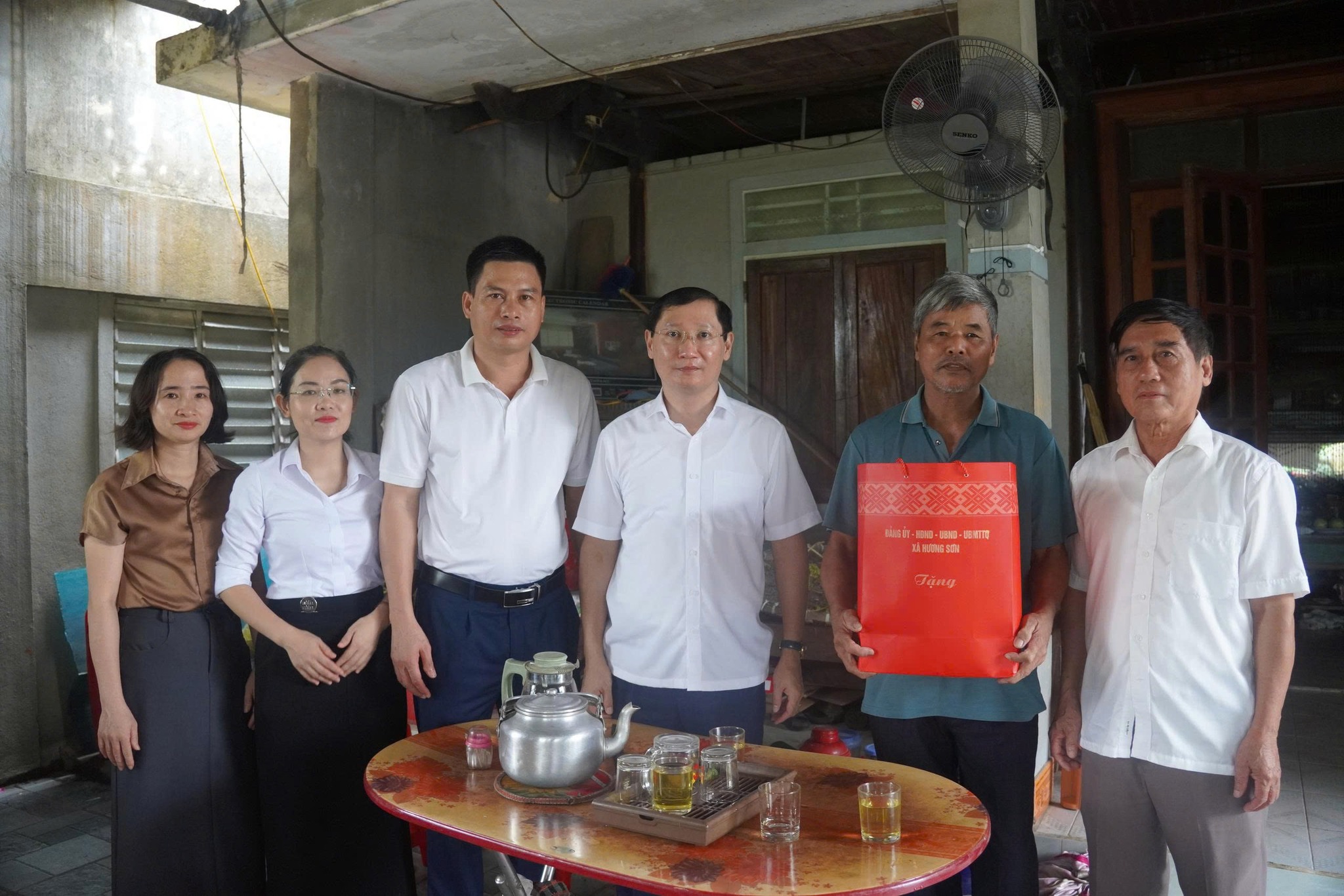 LÃNH ĐẠO XÃ HƯƠNG SƠN THĂM HỎI, TẶNG QUÀ CÁC GIA ĐÌNH THƯƠNG BỆNH BINH, TNLS CÓ HOÀN CẢNH KHÓ KHĂN TRÊN ĐỊA BÀN   
