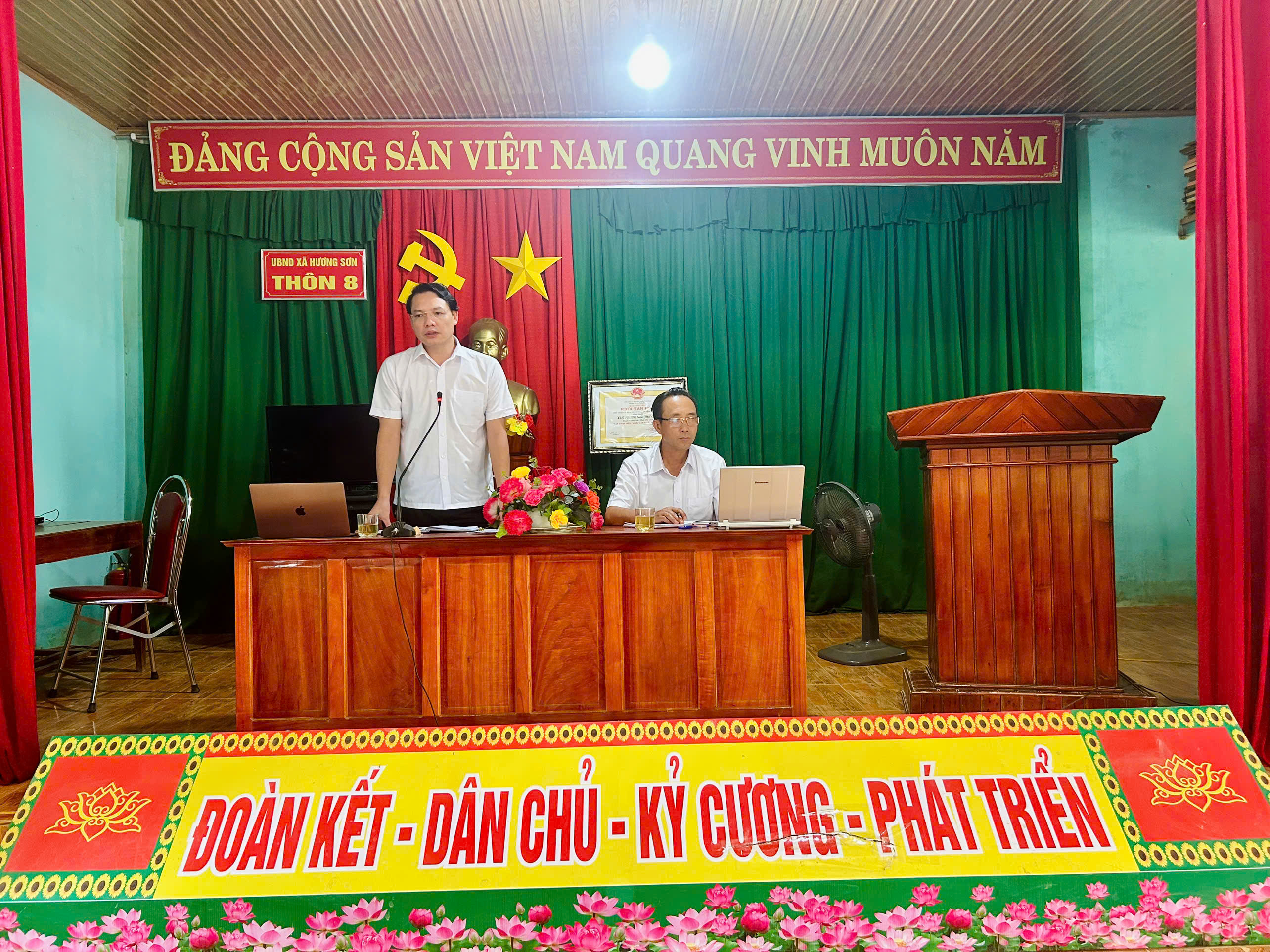 ĐẢNG ỦY XÃ HƯƠNG SƠN LÀM VIỆC CHUYÊN ĐỀ VỚI CHI BỘ, HIỆN THỰC HÓA CHỦ TRƯƠNG "GẦN DÂN" "SÁT DÂN" VÀ PHỤC VỤ NHÂN DÂN NGÀY CÀNG TỐT HƠN
