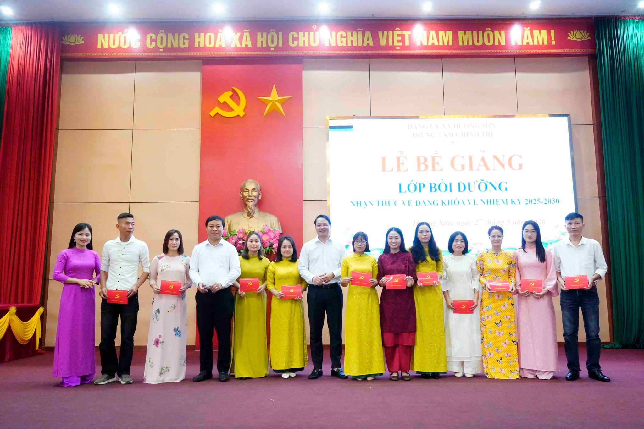 Trung tâm Chính trị xã Hương Sơn: Bế giảng Lớp Bồi dưỡng nhận thức về Đảng khóa VI, nhiệm kỳ 2025 - 2030 