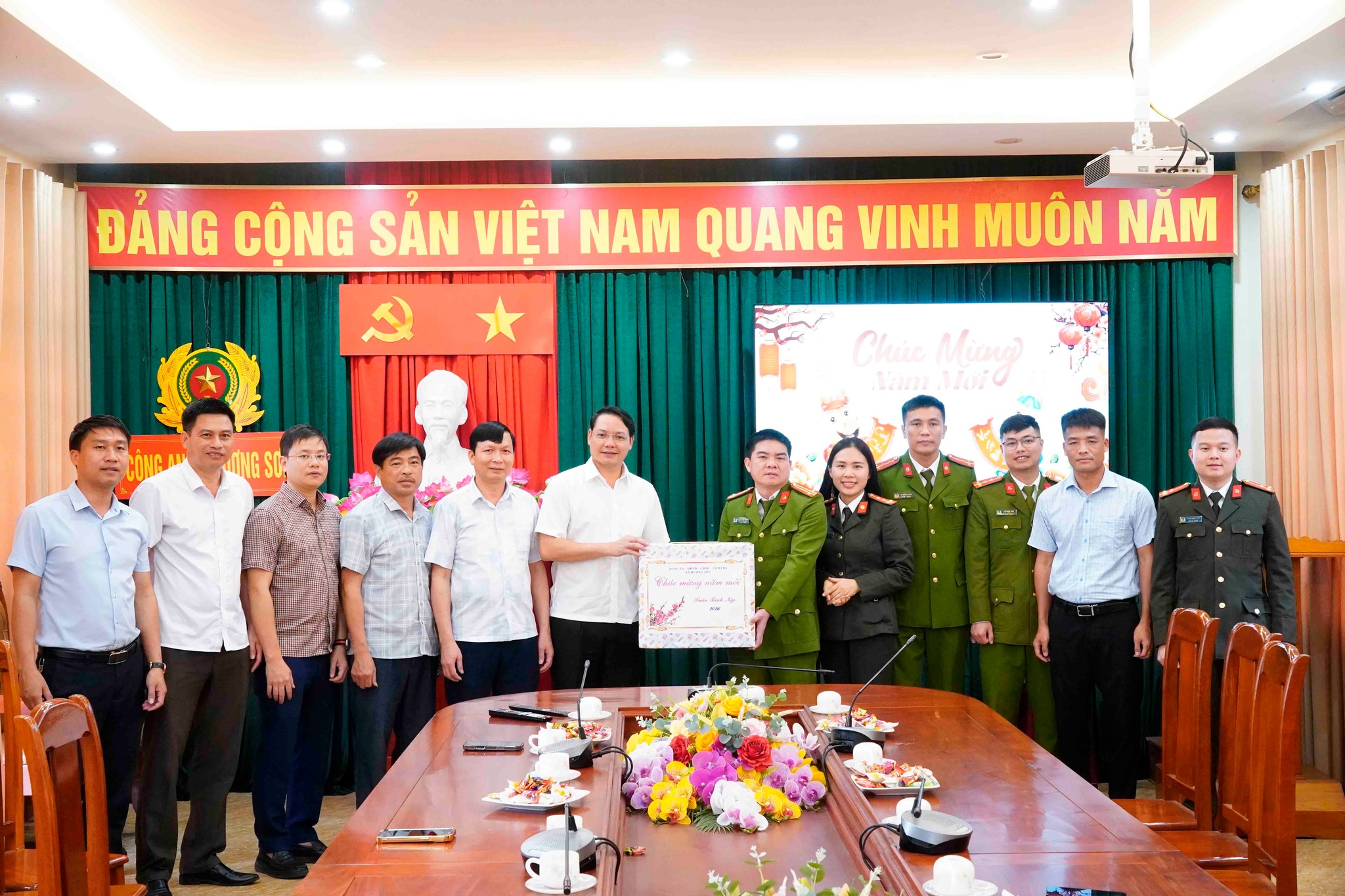 Lãnh đạo xã Hương Sơn chúc Tết các đơn vị làm nhiệm vụ trực đêm giao thừa