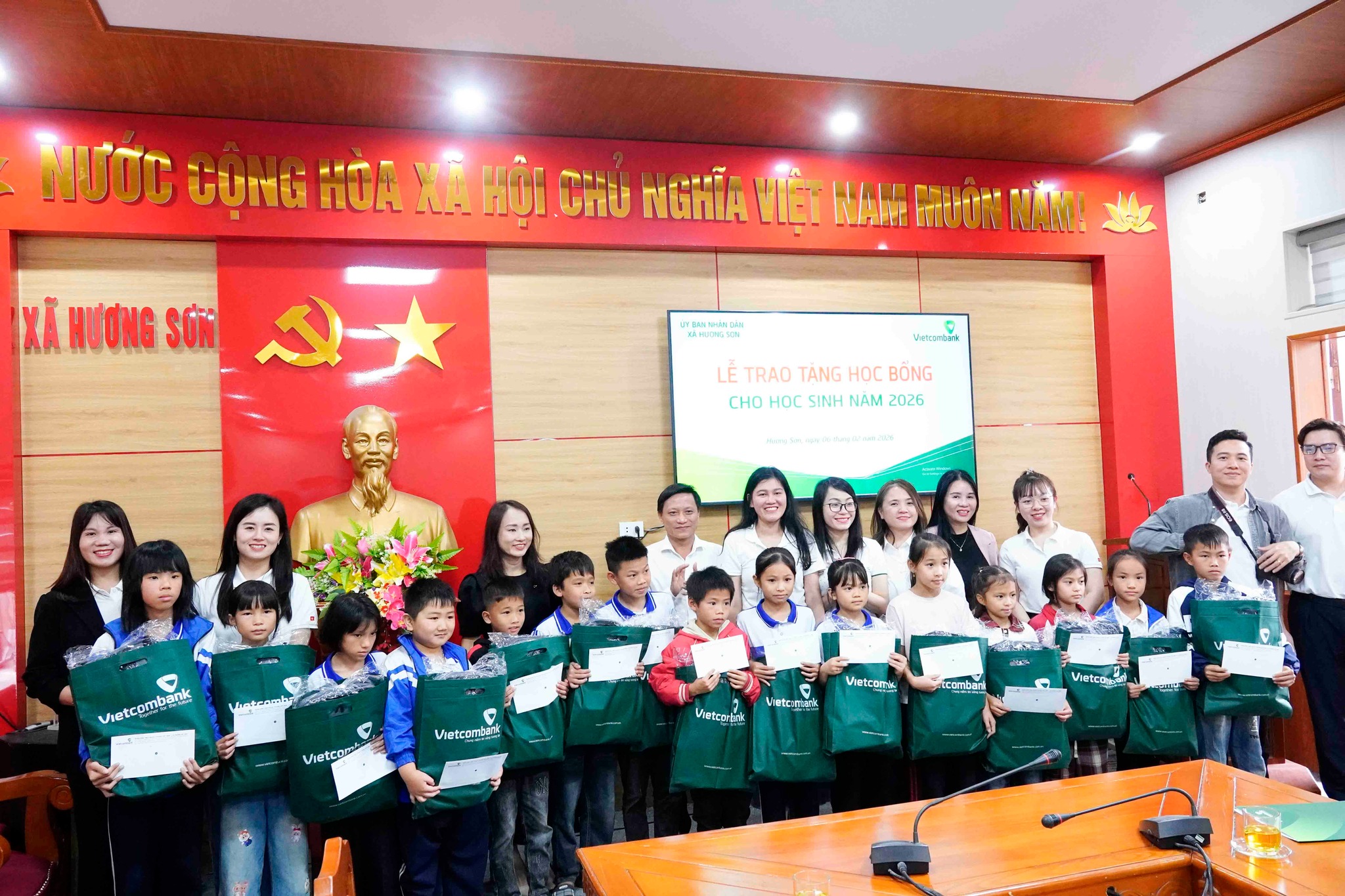 Vietcombank trao học bổng trị giá 100 triệu đồng cho học sinh xã Hương Sơn 
