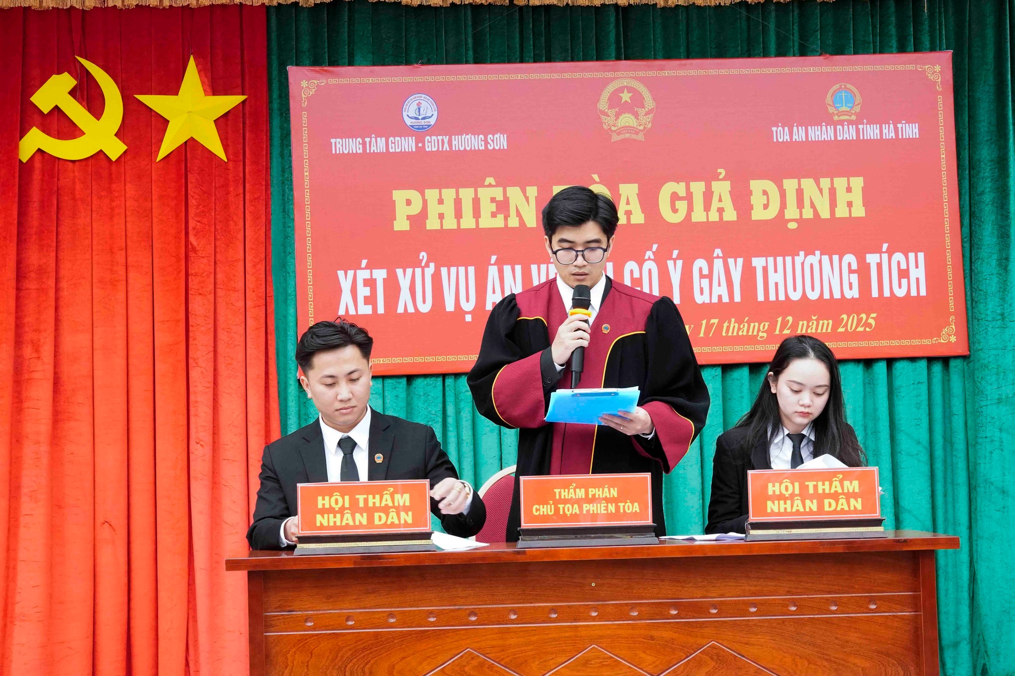 “MỀM HÓA PHÁP LUẬT”  BẰNG PHIÊN TÒA GIẢ ĐỊNH