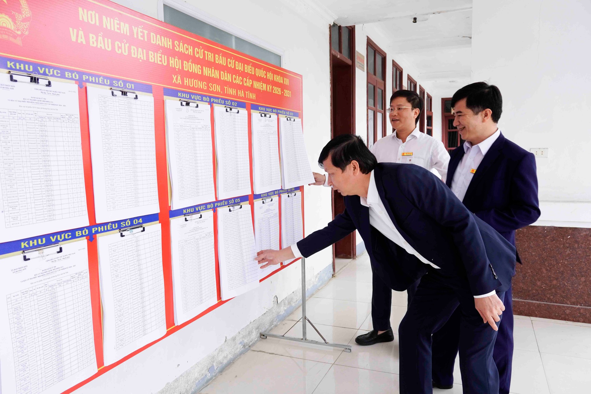 Xã Hương Sơn hoàn thành niêm yết danh sách cử tri tại 12 khu vực bỏ phiếu và UBND xã 