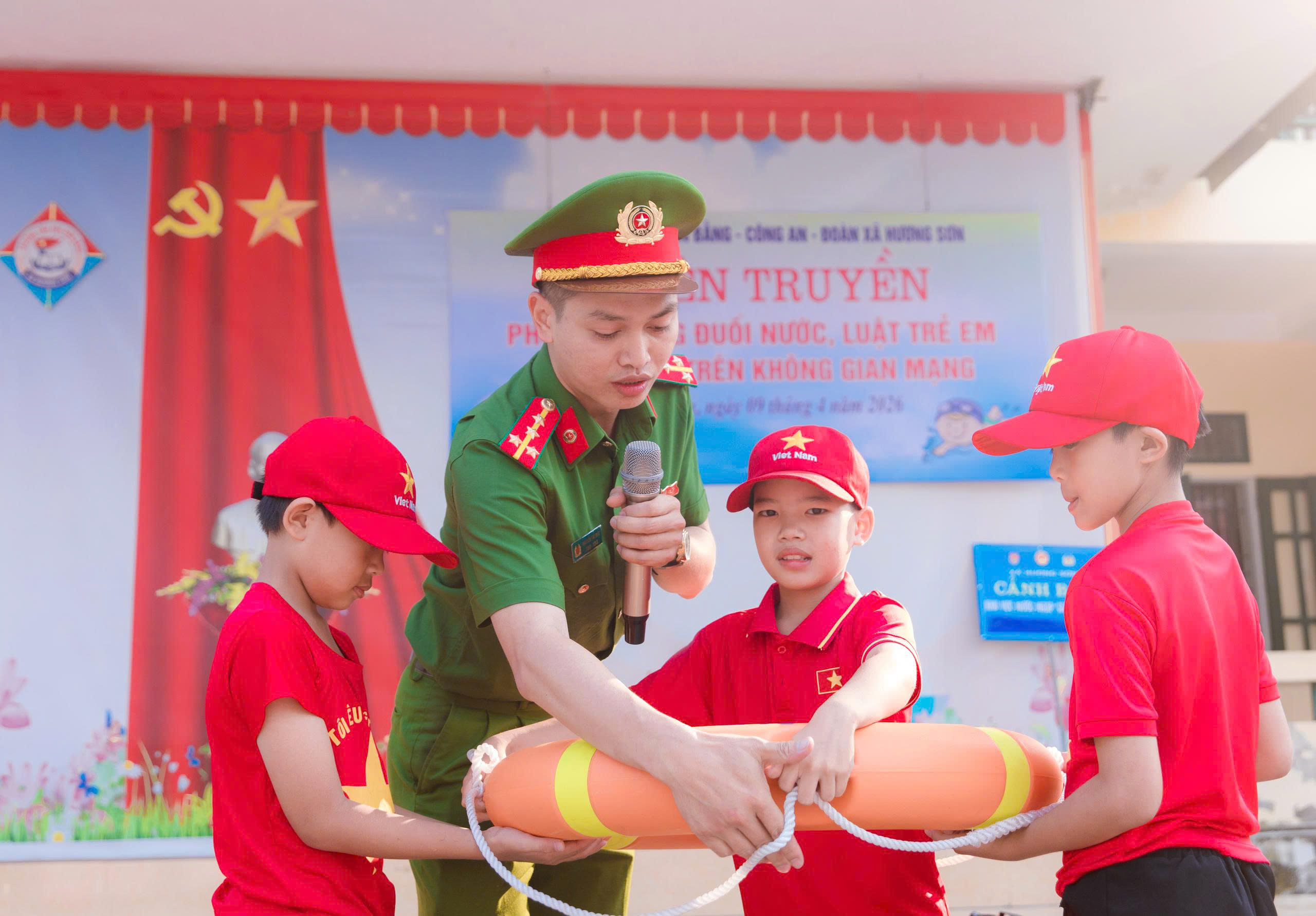 Vững vàng trên không gian mạng, an toàn dưới môi trường nước