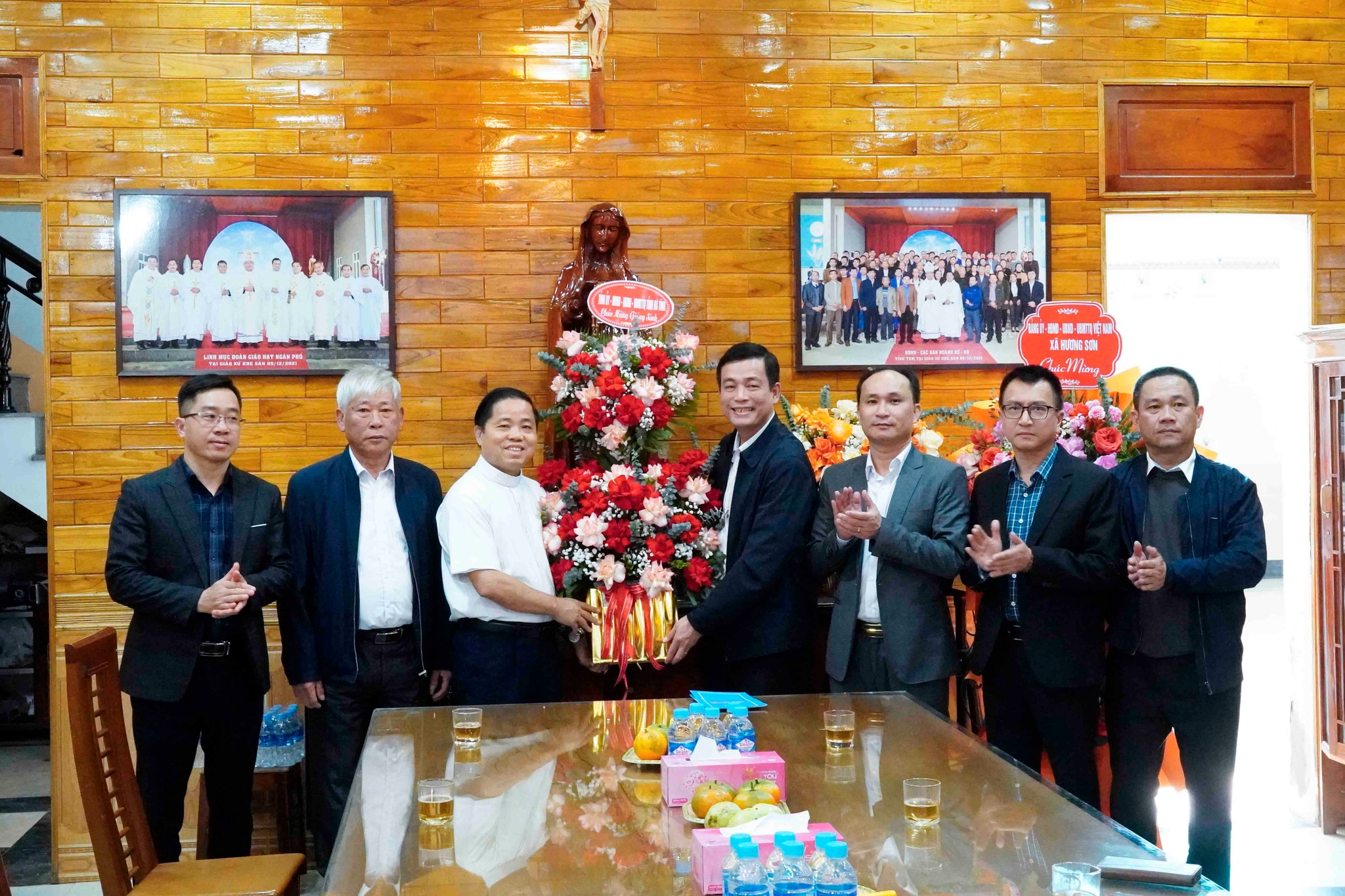 Chủ tịch UBMTTQ tỉnh Hà Tĩnh và lãnh đạo xã Hương Sơn chúc mừng giáo xứ Kẻ Mui nhân dịp Lễ Giáng sinh 2025