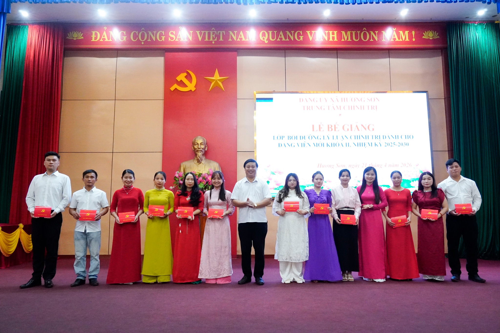 Trung tâm Chính trị xã Hương Sơn: Bế giảng lớp Bồi dưỡng lý luận chính trị dành cho đảng viên mới khóa II
