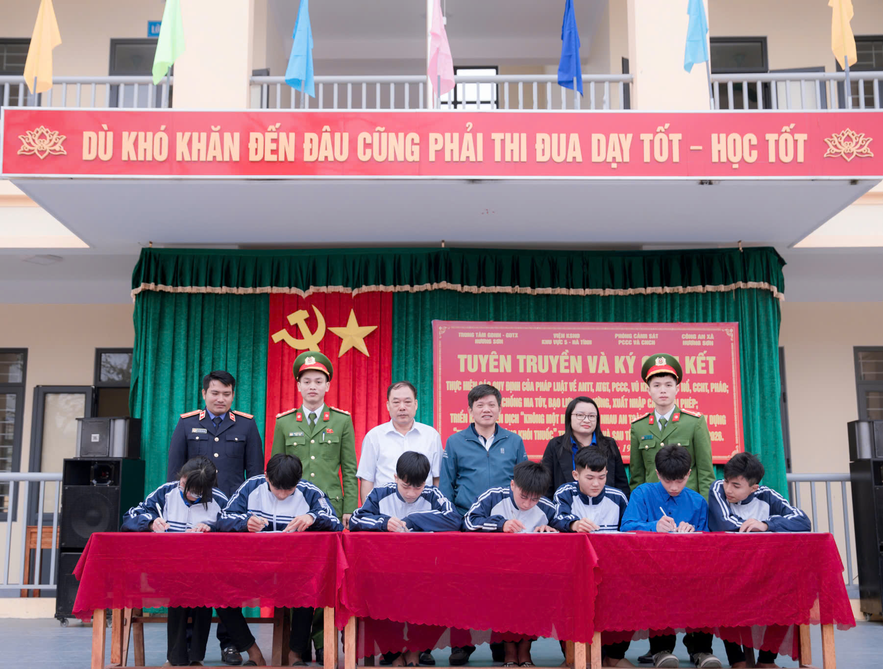 Công an xã Hương Sơn phối hợp tuyên truyền pháp luật, ký cam kết bảo đảm an ninh trật tự dịp Tết Bình Ngọ 2026 