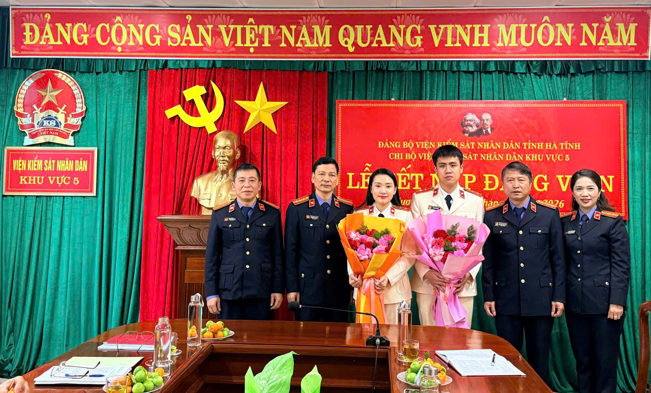 CHI BỘ VKSND KHU VỰC 5 TỔ CHỨC LỄ KẾT NẠP ĐẢNG VIÊN MỚI