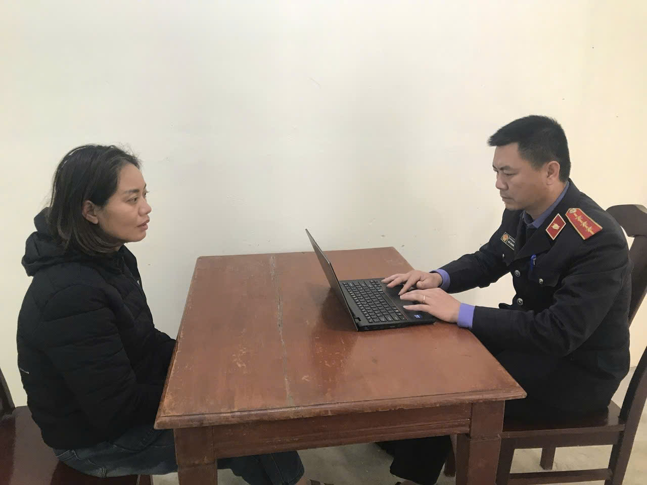 Viện KSND khu vực 5 – Hà Tĩnh phê chuẩn Lệnh bắt người bị giữ trong trường hợp khẩn cấp về hành vi “Vận chuyển trái phép vàng qua biên giới” . 